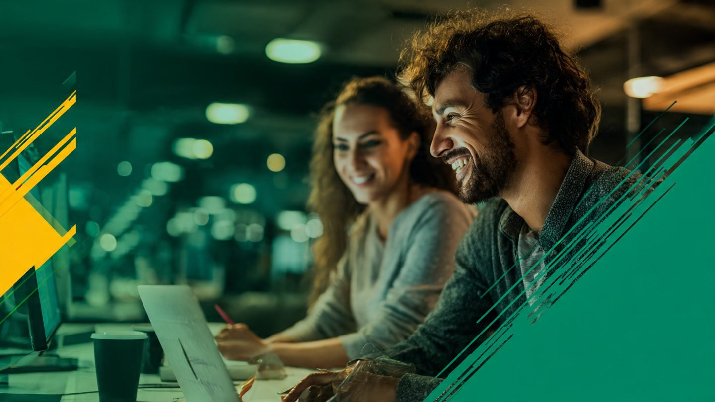 Scène de bureau avec écran d’ordinateur, équipe souriante et teintes vert et jaune, évoquant Messenger et Meta Business Suite pour les Community Managers.
